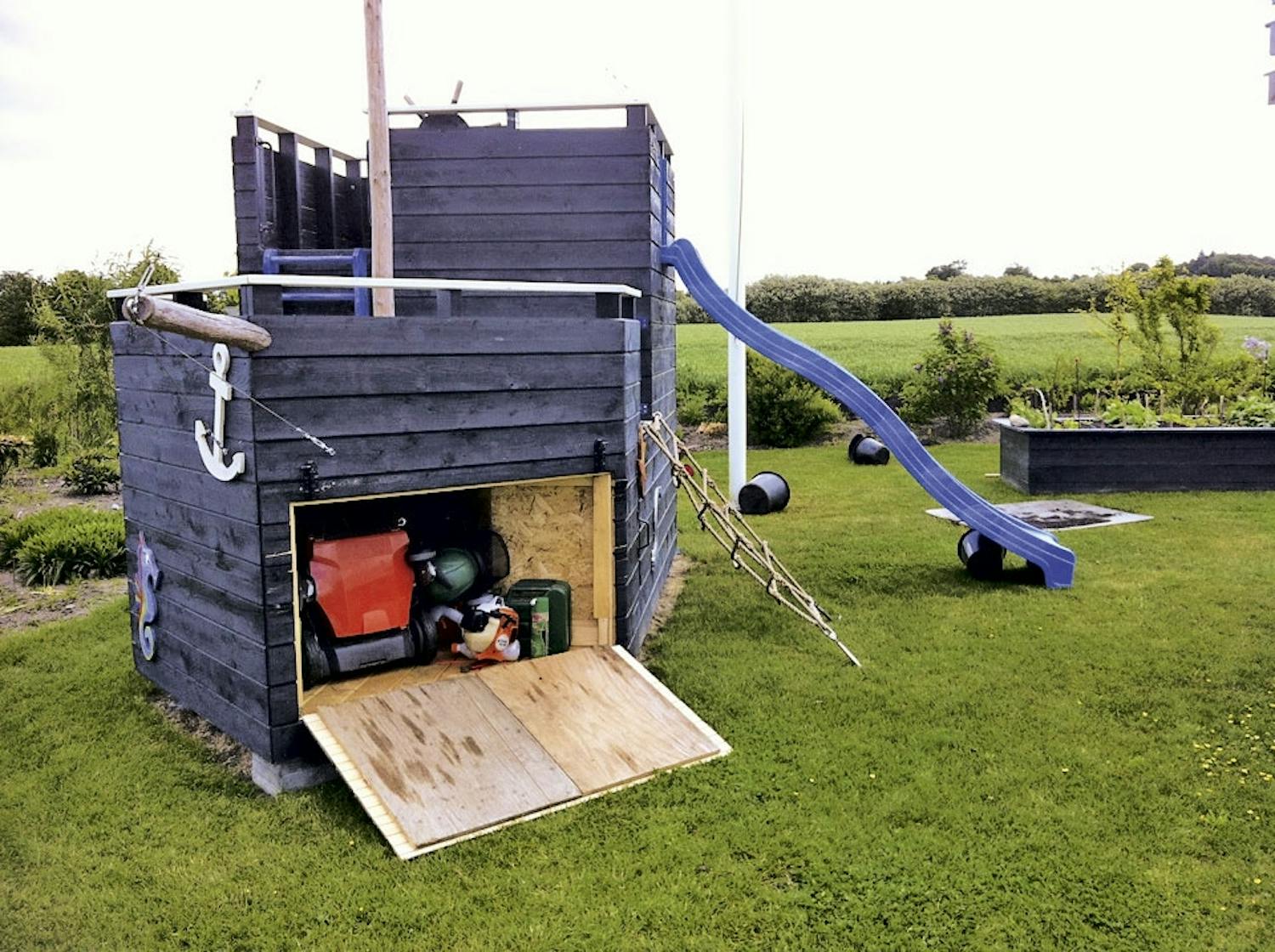 Stævnen af skibet bruges som redskabsskur med plads til fx plæneklipper. Skur legehus